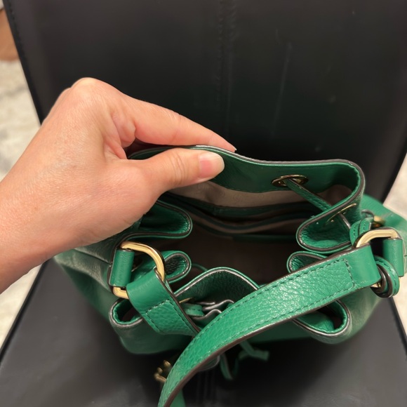 Micheal Kors shoulder bags👜, green color,one size , zipper pocket inside - Picture 8 of 12